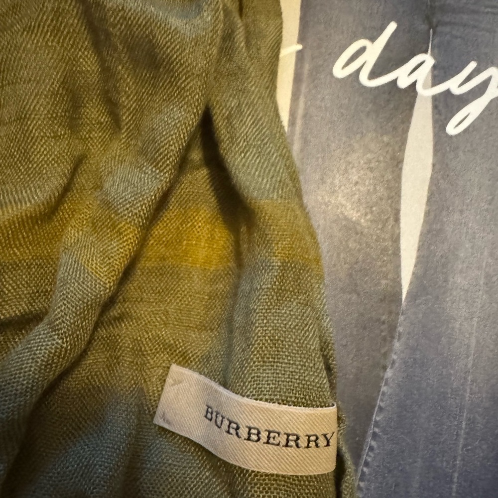 💯 % AUTHENTIC Burberry Linen Scarf in olive green/ Yellow hues - Picture 2 of 3